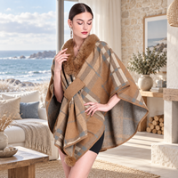 Poncho Col Fourrure à Carreaux – Camel / Adulte, visuel principal lifestyle
