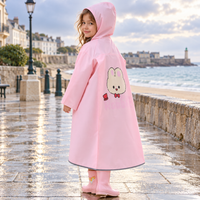 Poncho De Pluie Enfant Lapin – Rose / S, Rose / M, Rose / L, Rose / XL, Rose / XXL, visuel principal lifestyle