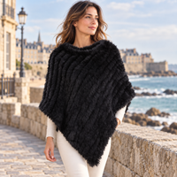 Poncho Fourrure Lapin Noir – Noir / Adulte, visuel principal lifestyle