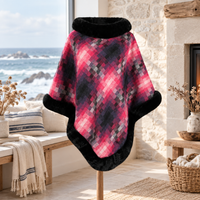 Poncho Fourrure Rouge – Rouge / Adulte, visuel principal lifestyle