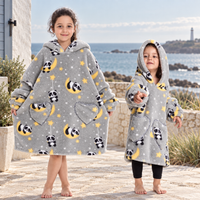 Poncho Plaid Lune et Panda, visuel principal lifestyle
