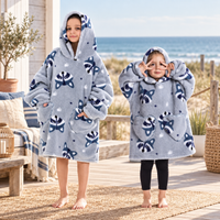 Poncho Plaid Raton Laveur, visuel principal lifestyle