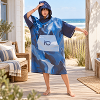 Poncho Surf Orque – Bleu / Adulte, visuel principal lifestyle