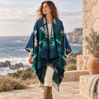 Poncho Turquoise Motifs Péruviens – Turquoise / Adulte, visuel principal lifestyle