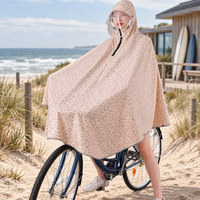 Poncho Vélo Pluie Léopard – Beige / Adulte, visuel principal lifestyle