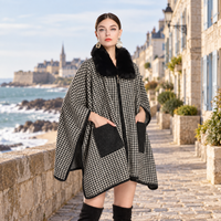 Poncho Zip Col Fourrure – Noir / Adulte, visuel principal lifestyle