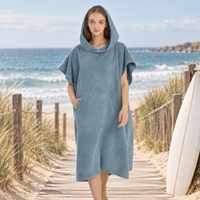 Serviette Poncho Femme Microfibre – Bleu Clair / Adulte, visuel principal lifestyle
