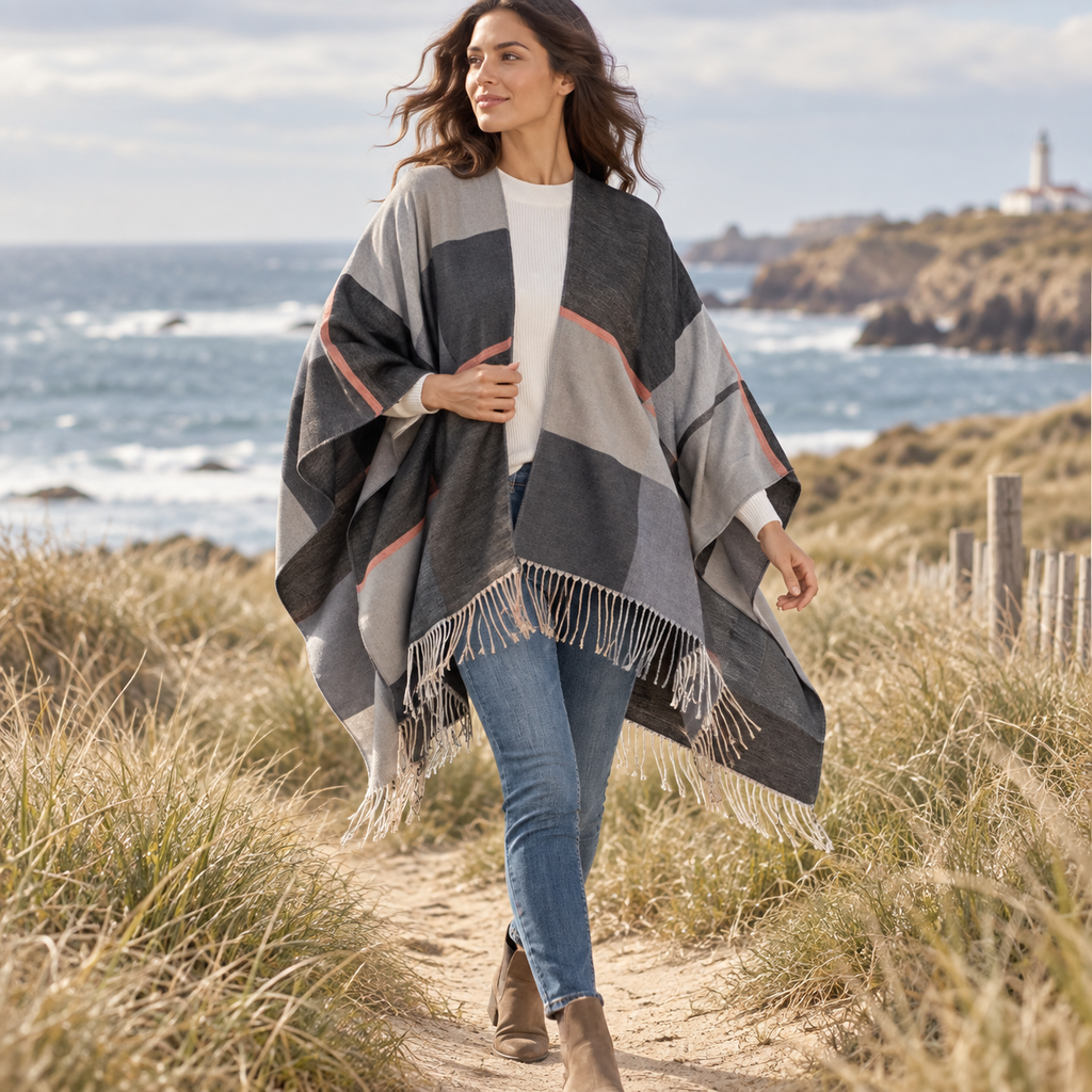 Cape Femme Chic – Gris / Adulte, porté en mouvement au bord de l’océan