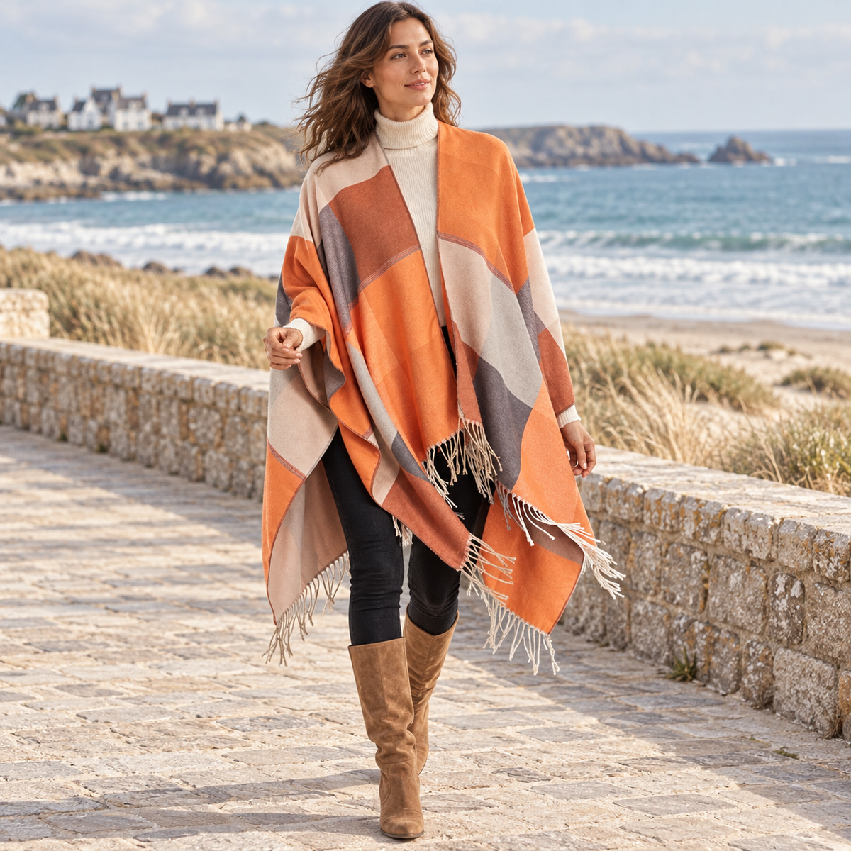 Cape Femme Chic – Orange / Adulte, en situation sur la côte Atlantique