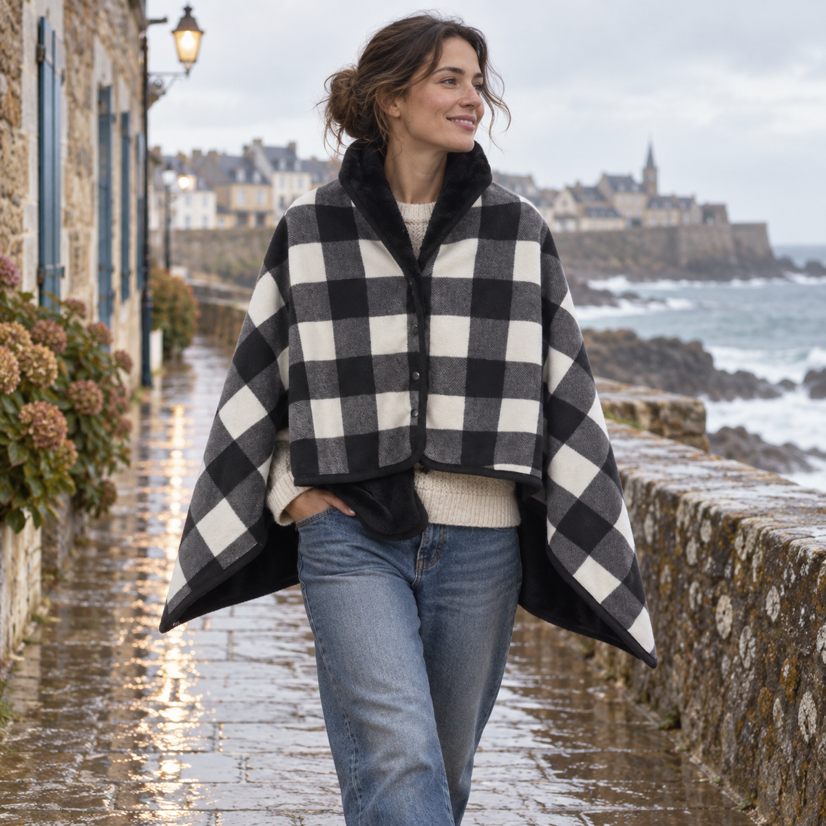 Cape Poncho à Carreaux Noir – Noir / Adulte, porté en mouvement au bord de l’océan