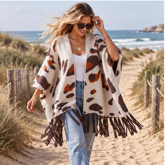 Cape Poncho À Franges – Beige / Adulte, porté en mouvement au bord de l’océan