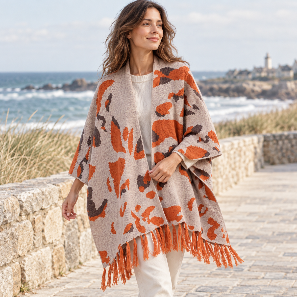 Cape Poncho À Franges – Orange / Adulte, en situation sur la côte Atlantique