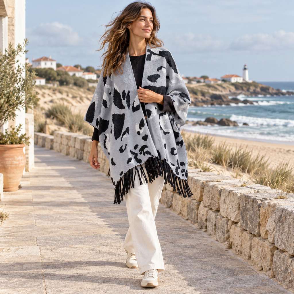 Cape Poncho À Franges – Gris / Adulte, en situation sur la côte Atlantique