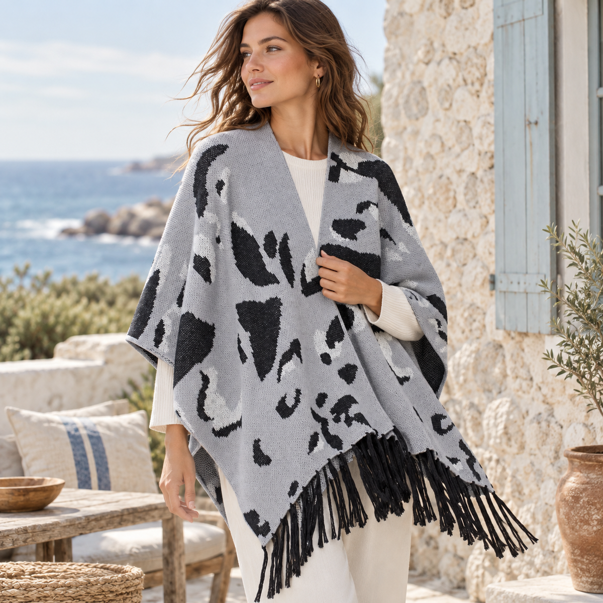 Cape Poncho À Franges – Gris / Adulte, dans un intérieur côtier lumineux