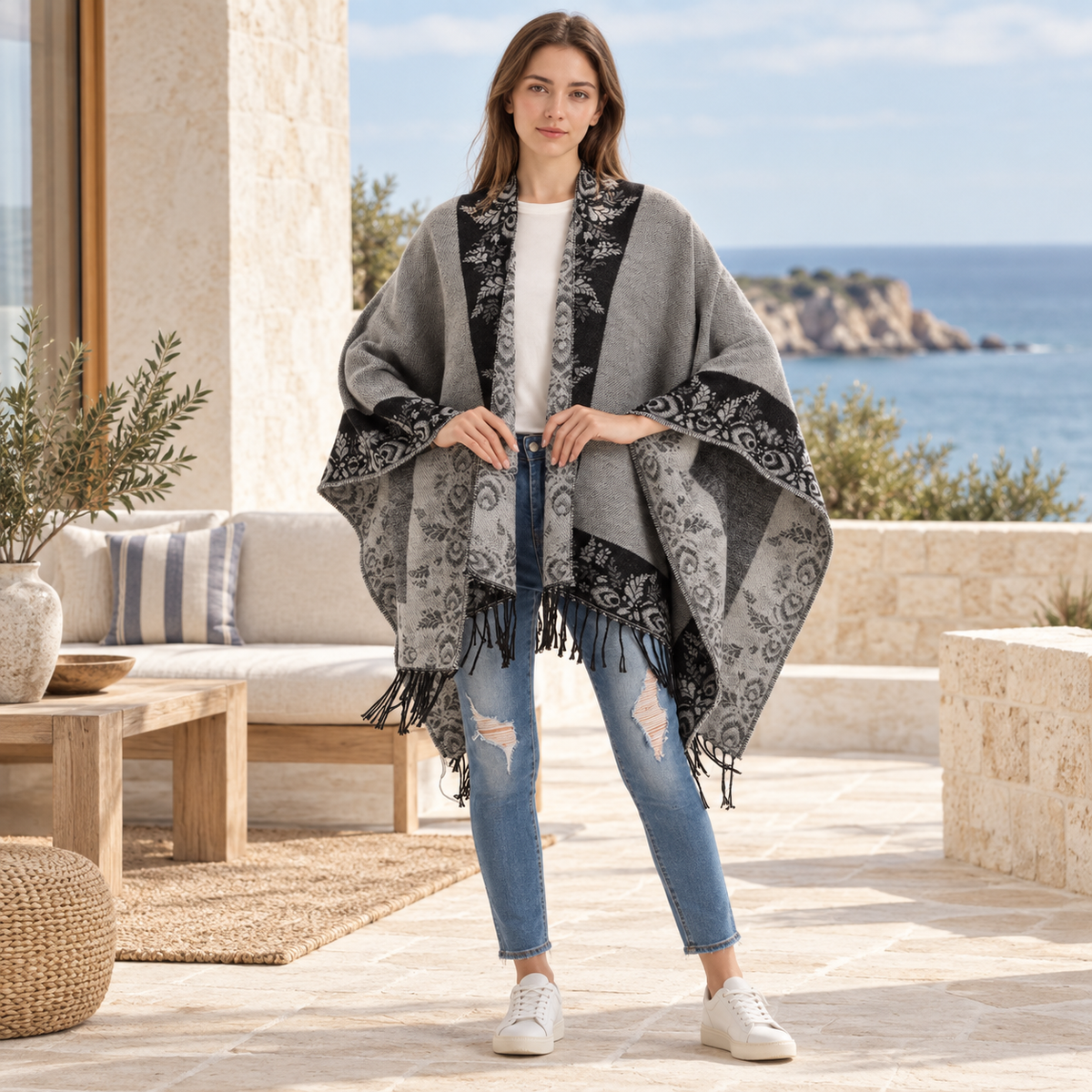 Cape Poncho à Franges Motifs Floraux – Gris / Adulte, visuel principal lifestyle