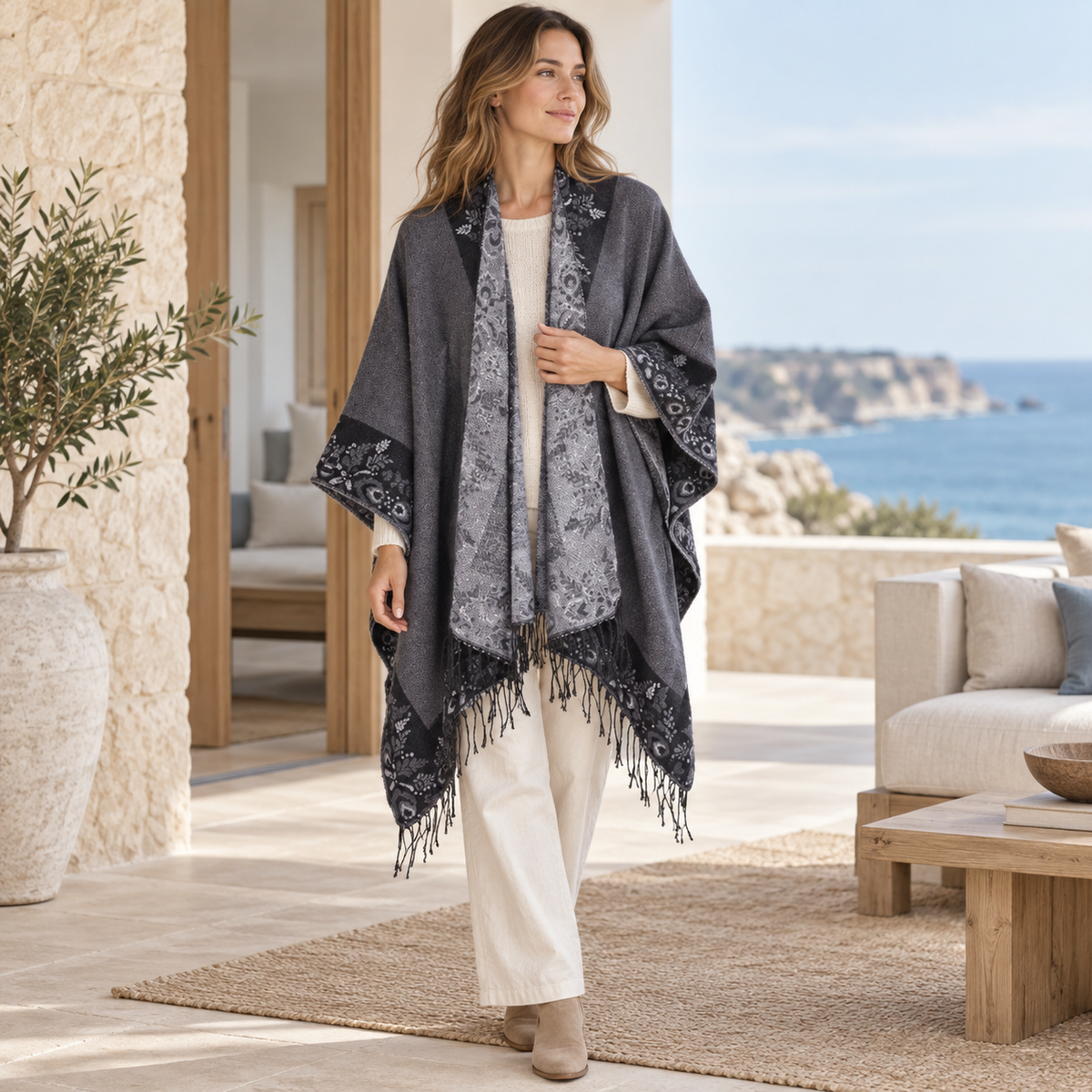 Cape Poncho à Franges Motifs Floraux – Gris Foncé / Adulte, visuel principal lifestyle