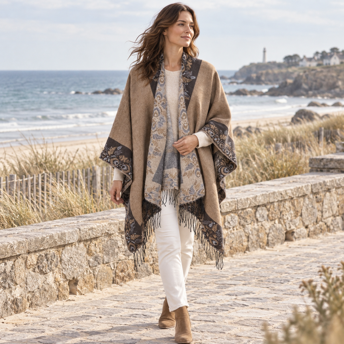 Cape Poncho à Franges Motifs Floraux – Camel / Adulte, en situation sur la côte Atlantique