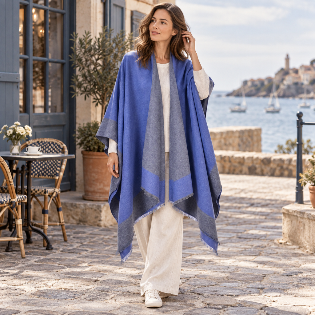 Cape Poncho Bleu – Bleu / Adulte, porté en mouvement au bord de l’océan