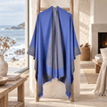 Cape Poncho Bleu – Bleu / Adulte, visuel principal lifestyle