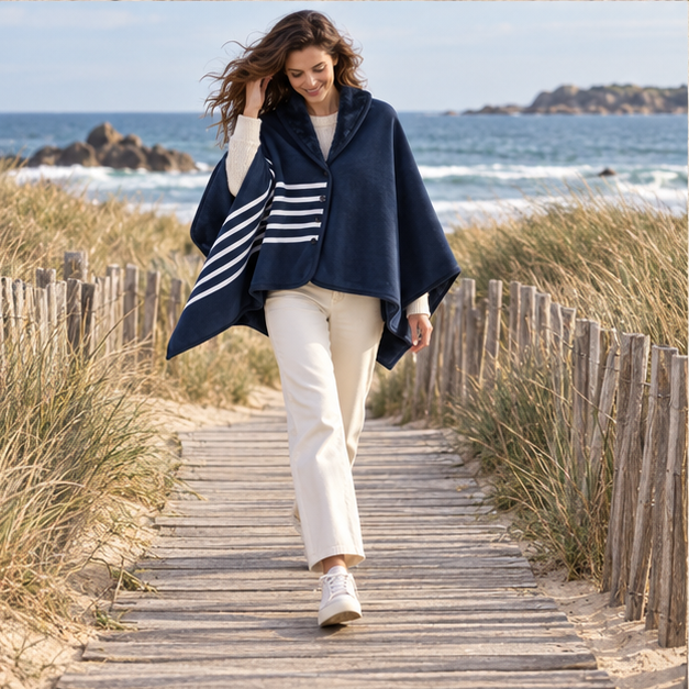 Cape Poncho Bleu Marine – Bleu Marine / Adulte, porté en mouvement au bord de l’océan