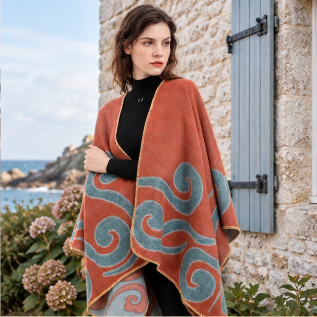 Cape Poncho Cachemire – Orange / Adulte, dans un intérieur côtier lumineux