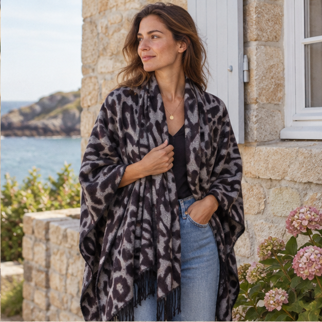 Cape Poncho Leopard Femme – Café / Adulte, dans un intérieur côtier lumineux
