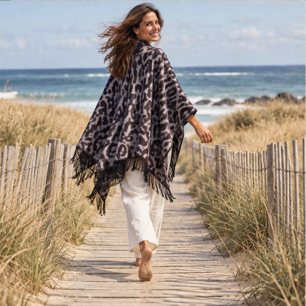 Cape Poncho Leopard Femme – Café / Adulte, porté en mouvement au bord de l’océan