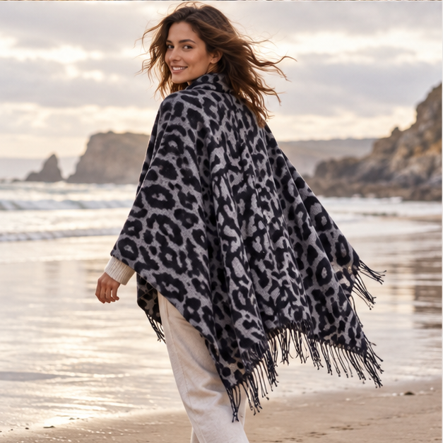 Cape Poncho Leopard Femme – Gris / Adulte, porté en mouvement au bord de l’océan