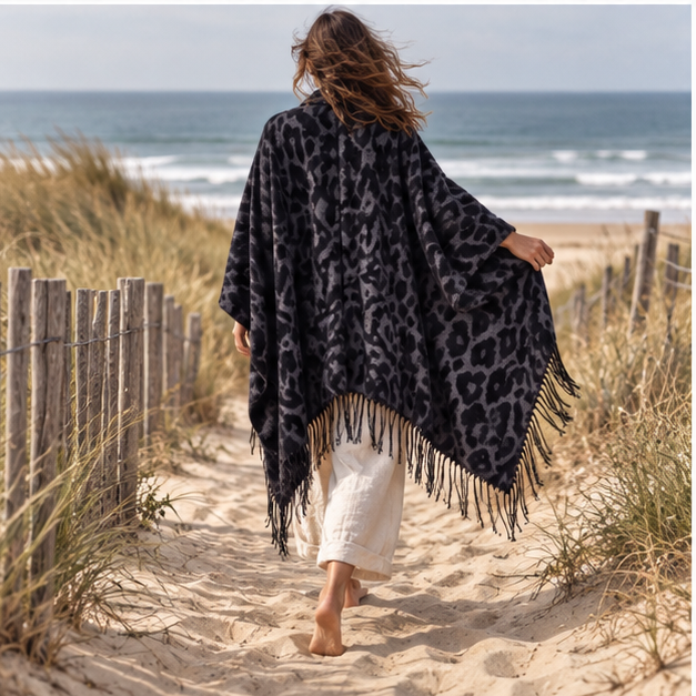 Cape Poncho Leopard Femme – Gris Foncé / Adulte, porté en mouvement au bord de l’océan