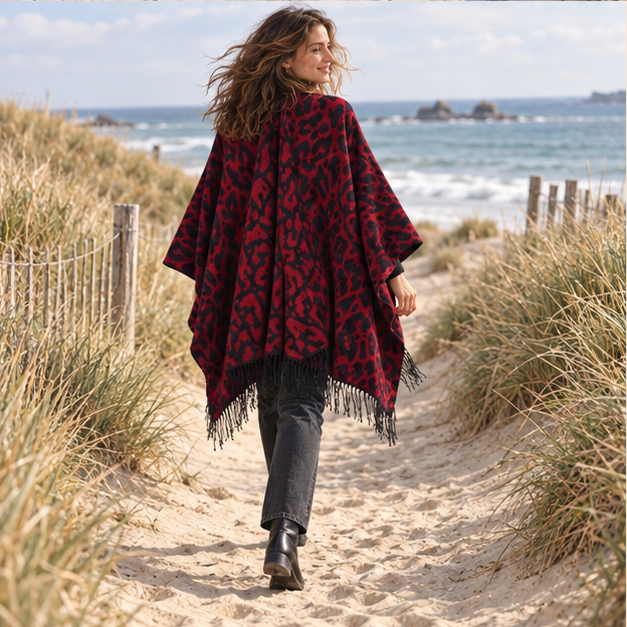 Cape Poncho Leopard Femme – Rouge / Adulte, porté en mouvement au bord de l’océan