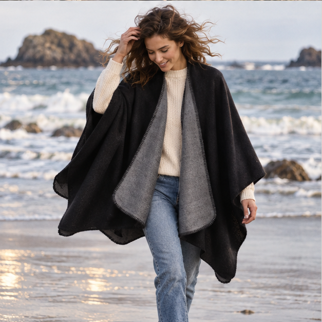 Cape Poncho Noir – Noir / Adulte, porté en mouvement au bord de l’océan