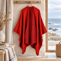 Cape Poncho Rouge – Rouge / Adulte, visuel principal lifestyle