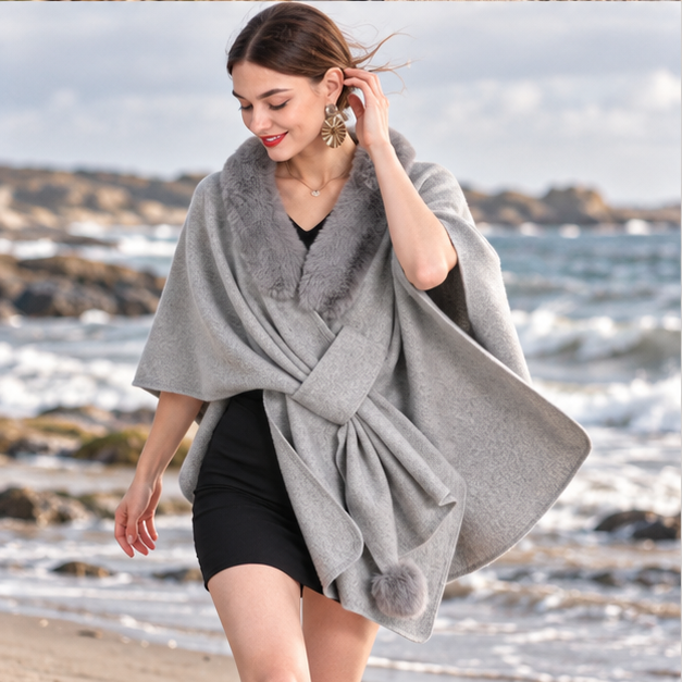 Manteau Poncho Col Fourrure – Gris Clair / Adulte, porté en mouvement au bord de l’océan
