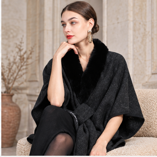 Manteau Poncho Col Fourrure – Noir / Adulte, dans un intérieur côtier lumineux