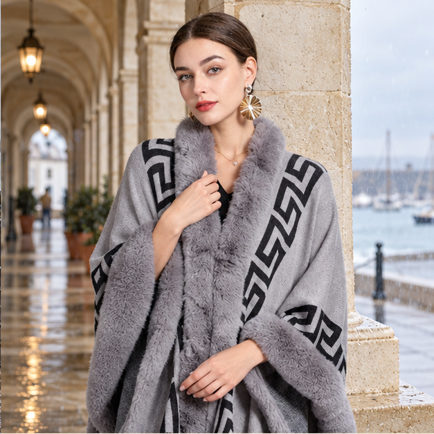 Manteau Poncho Femme Hiver – Gris / Adulte, dans un intérieur côtier lumineux