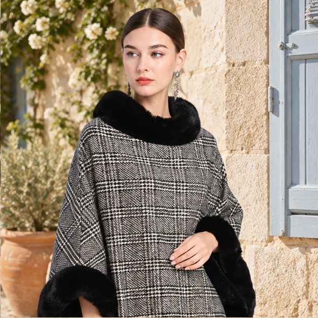 Poncho à Carreaux – Noir / Adulte, dans un intérieur côtier lumineux