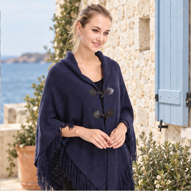 Poncho à Franges – Bleu Marine / Adulte, dans un intérieur côtier lumineux