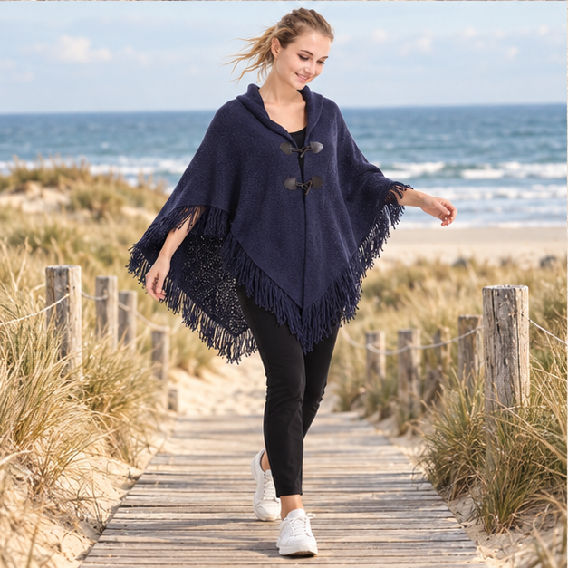 Poncho à Franges – Bleu Marine / Adulte, porté en mouvement au bord de l’océan