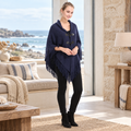 Poncho à Franges – Bleu Marine / Adulte, visuel principal lifestyle