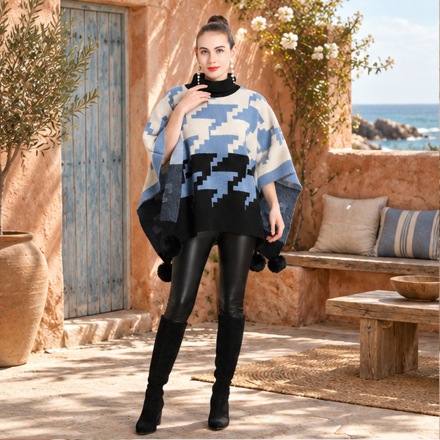 Poncho à Pompon – Bleu / Adulte, en situation sur la côte Atlantique
