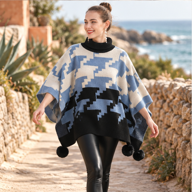 Poncho à Pompon – Bleu / Adulte, porté en mouvement au bord de l’océan