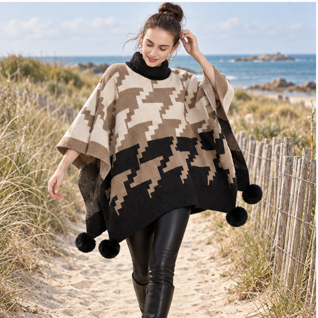 Poncho à Pompon – Camel / Adulte, porté en mouvement au bord de l’océan