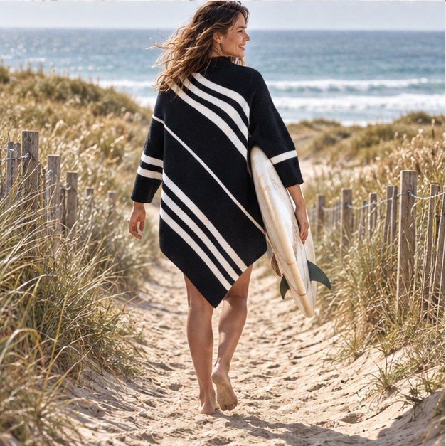 Poncho à Rayures – Noir / S, Noir / M, Noir / L, Noir / XL, porté en mouvement au bord de l’océan