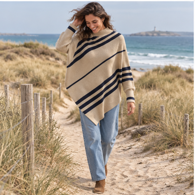 Poncho à Rayures – Beige / S, Beige / M, Beige / L, Beige / XL, porté en mouvement au bord de l’océan