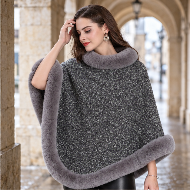 Poncho Bordé de Fourrure – Gris / Adulte, dans un intérieur côtier lumineux