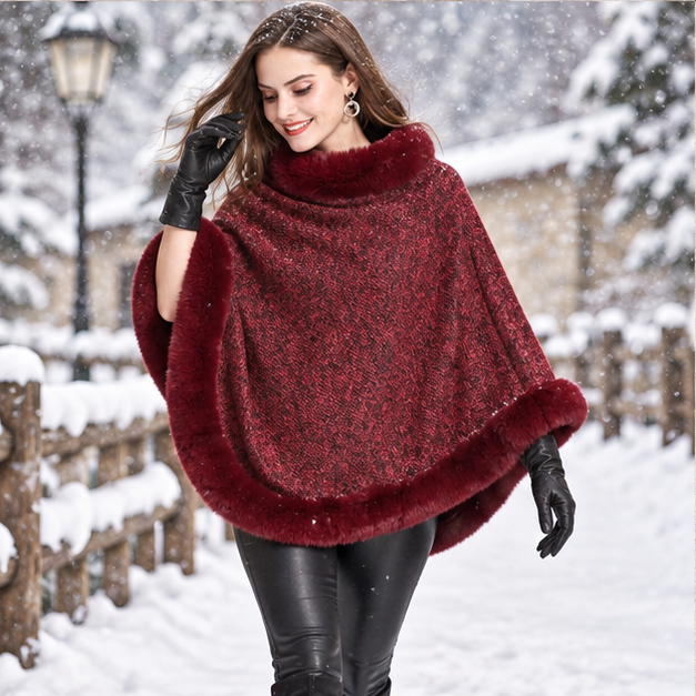 Poncho Bordé de Fourrure – Rouge / Adulte, porté en mouvement au bord de l’océan