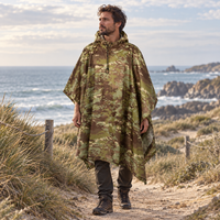 Poncho Camouflage Militaire – Kaki / Adulte, visuel principal lifestyle