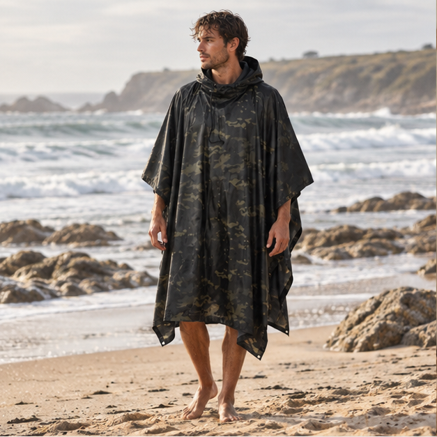 Poncho Camouflage Noir – Noir / Adulte, en situation sur la côte Atlantique