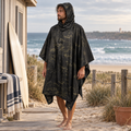 Poncho Camouflage Noir – Noir / Adulte, visuel principal lifestyle