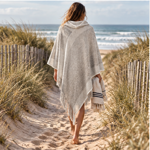 Poncho Capuche – Gris / Adulte, porté en mouvement au bord de l’océan
